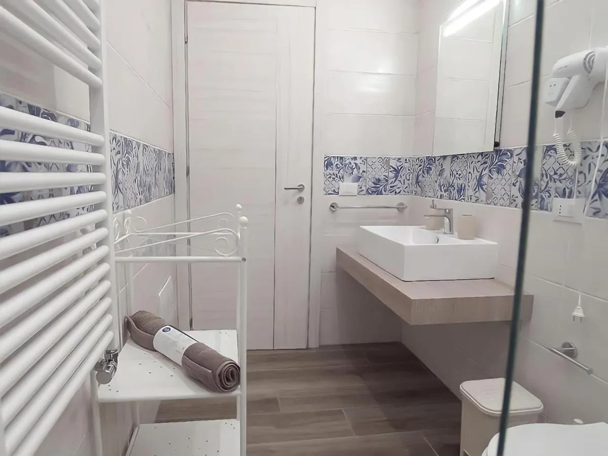 Garibaldi Rooms 29 - Piazza Marina A Palermo - In Pieno Centro. 2*,  Italy